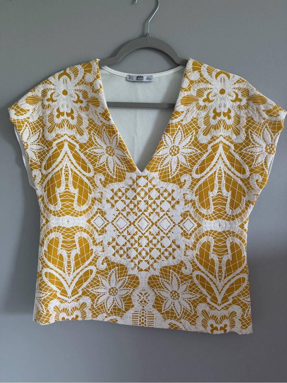 Zara Collection Women Basic Mustard White Brocade Top Size Small V-Neck